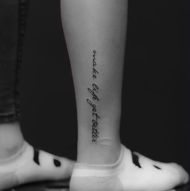 低调的落在小腿英文纹身图片