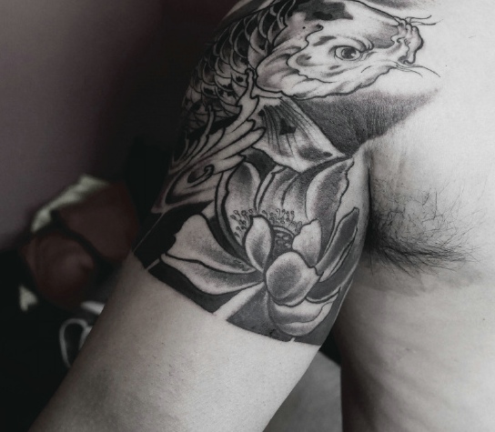 大臂黑白鲤鱼纹身图片特潇洒