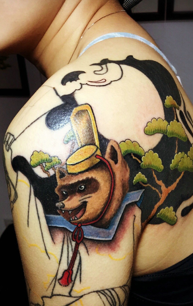 半边背部的彩色个性纹身图案