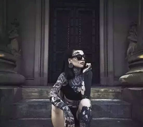 欧美女性满身图腾纹身图片女人味十足