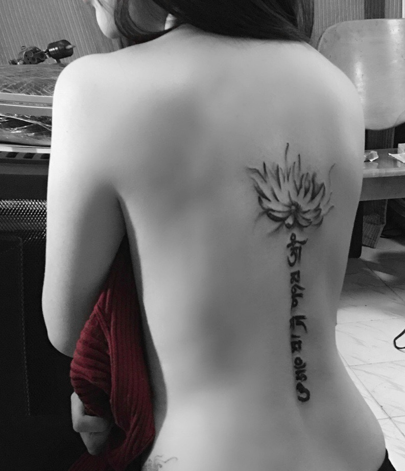 脊椎部时尚大方的梵文纹身图片