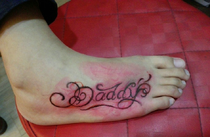 脚背花体英文纹身图片时尚大方