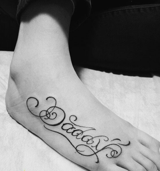脚背花体英文纹身图片时尚大方