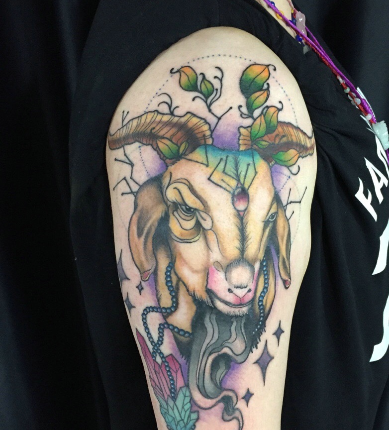 大臂彩色羊头纹身图片显年轻