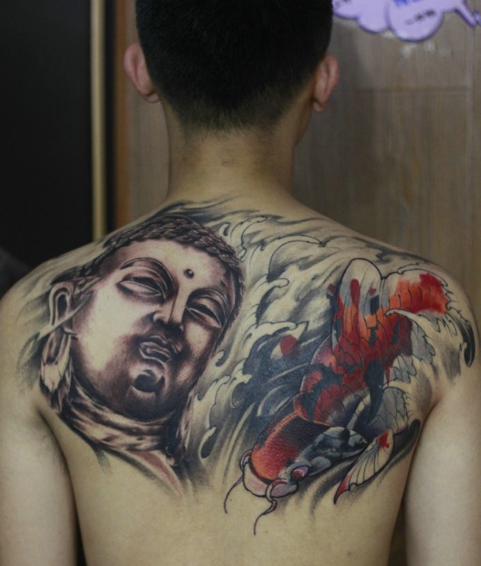 遮盖着半个背部的佛像纹身图案