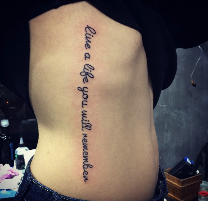 隐藏在侧腰部的创意英文纹身图片