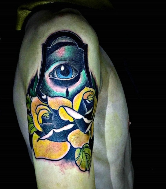 逼真的眼球与花朵结合的大臂3d纹身图案