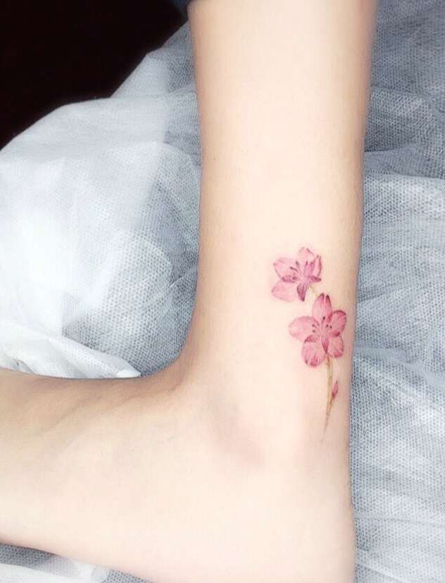 皙白的小腿有着小樱花纹身图片