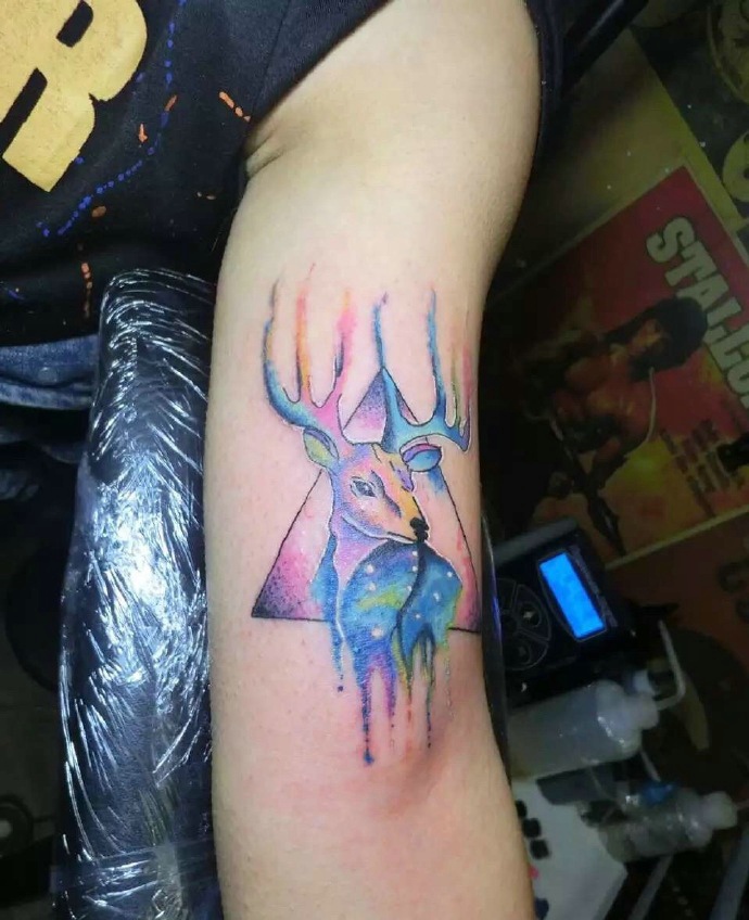 手臂几何水彩羊头纹身图片