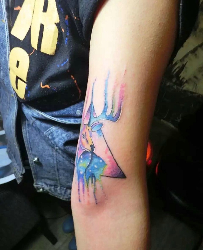 手臂几何水彩羊头纹身图片