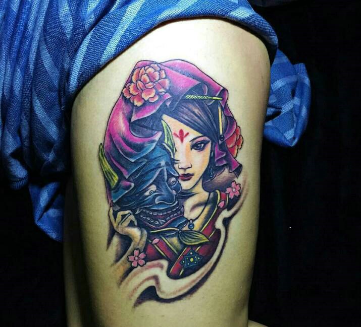 腿部一枚漂亮花妓纹身图片