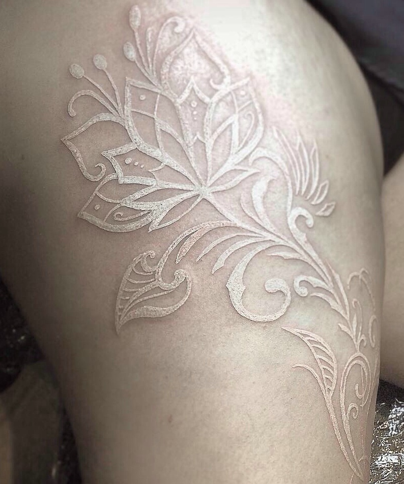 腿部隐形花朵纹身图片落隐落现