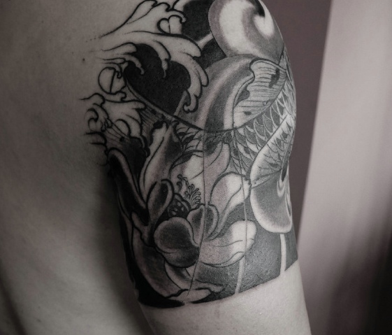 大臂黑白鲤鱼纹身图片帅气无比