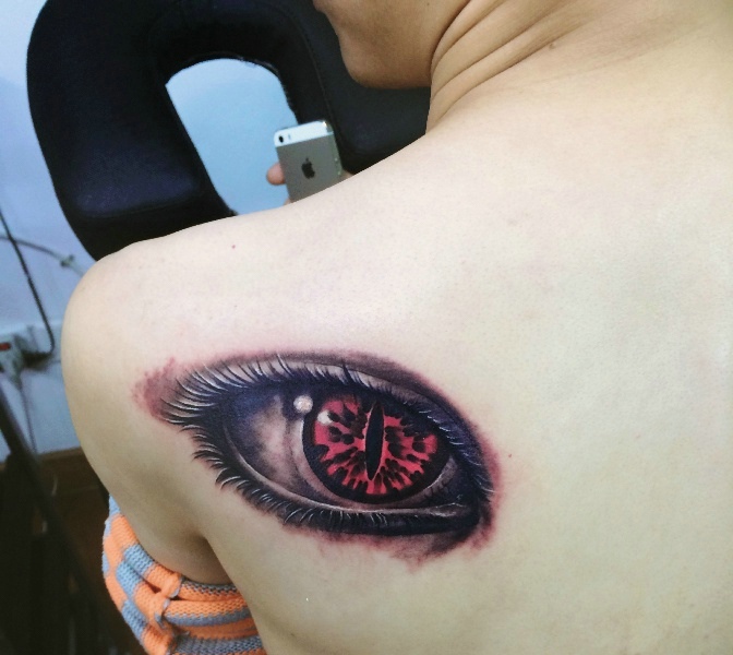 一只逼真眼球后背3d纹身图片