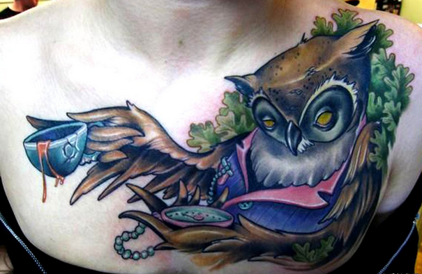 女性胸前一款时尚猫头鹰纹身图案