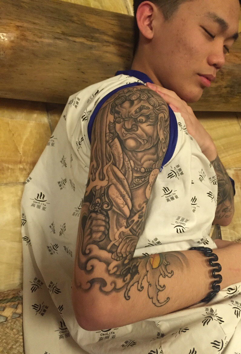 超级能量的黑白图腾纹身图案