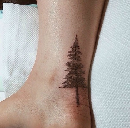 脚踝小巧的圣诞树纹身