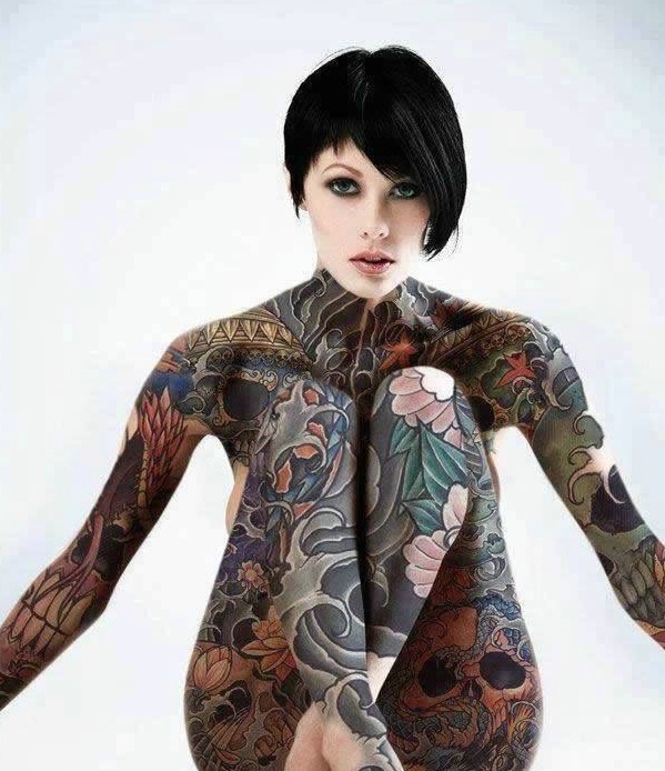 短发女士满身霸气图腾纹身图案