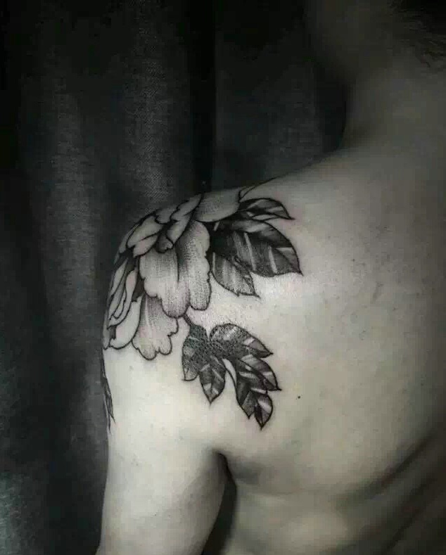 精致的花臂象神纹身图片很抢眼