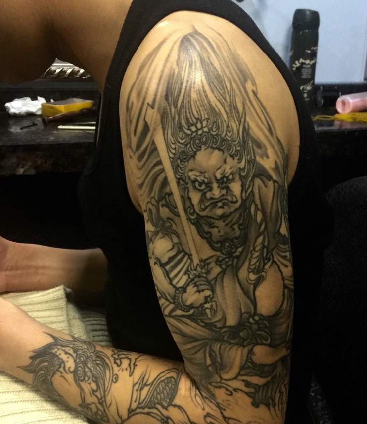 黑白背心男士大臂经典图腾纹身图案