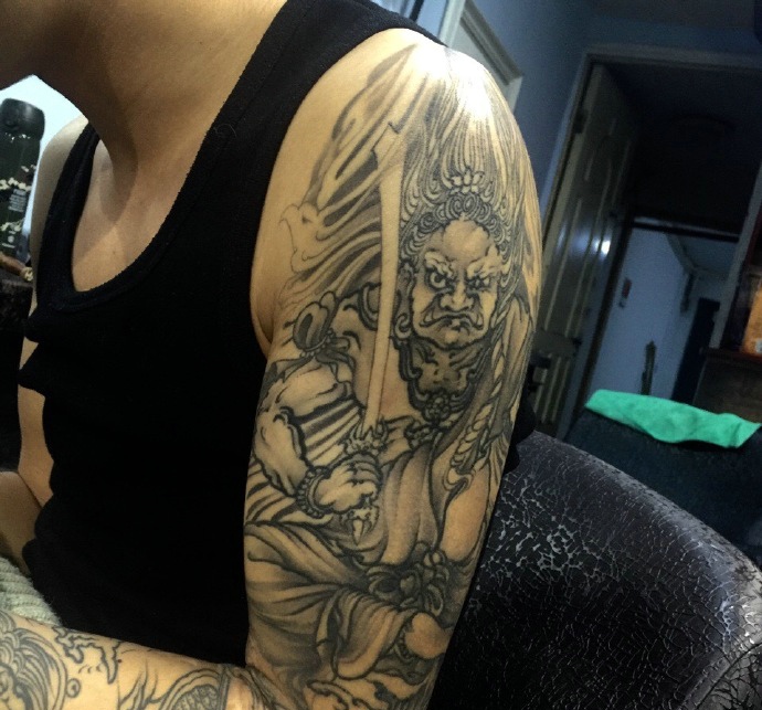 黑白背心男士大臂经典图腾纹身图案