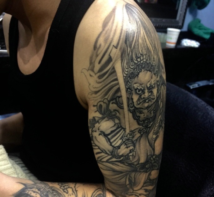 黑白背心男士大臂经典图腾纹身图案