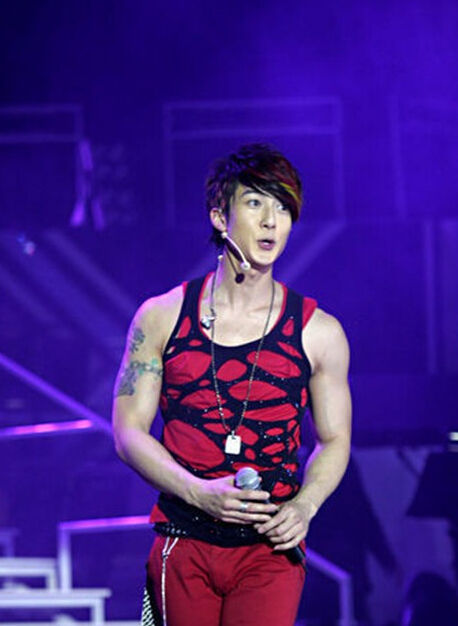 魅力男神吴尊纹身