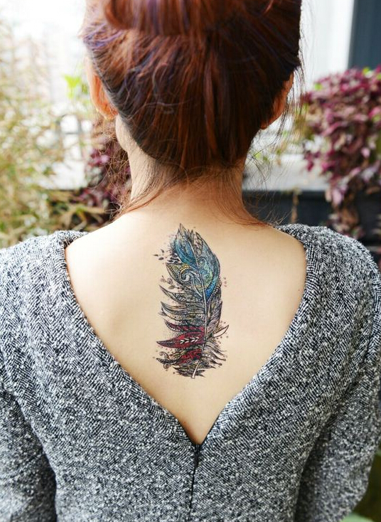 美女后背精美羽毛流行纹身图案