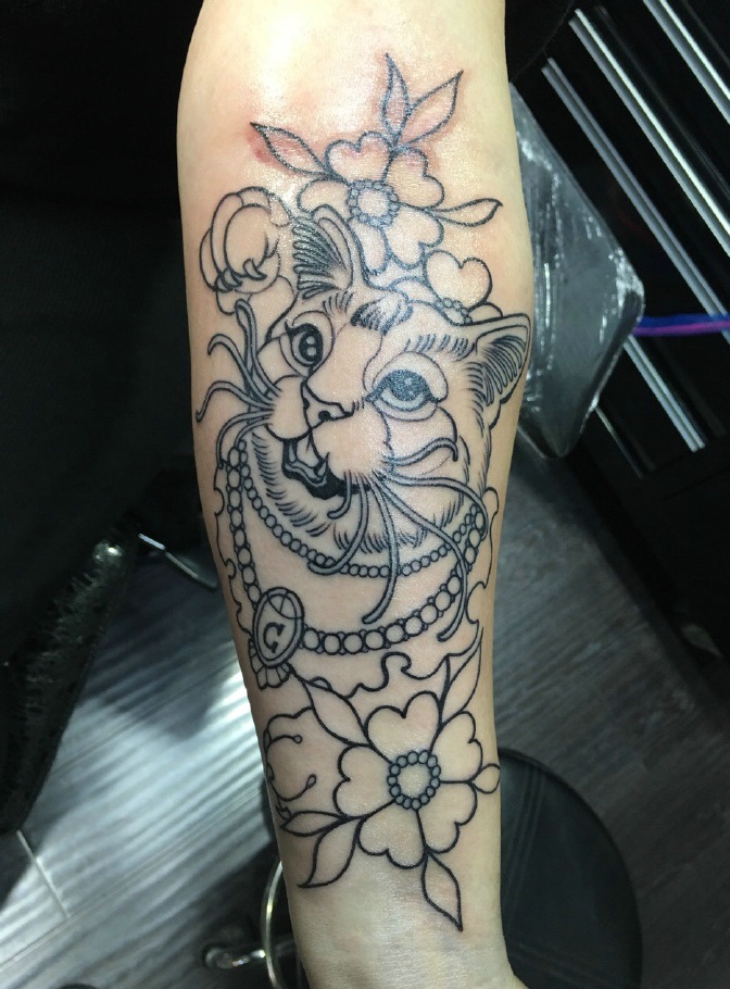 可爱萌萌的手臂小花猫纹身图片