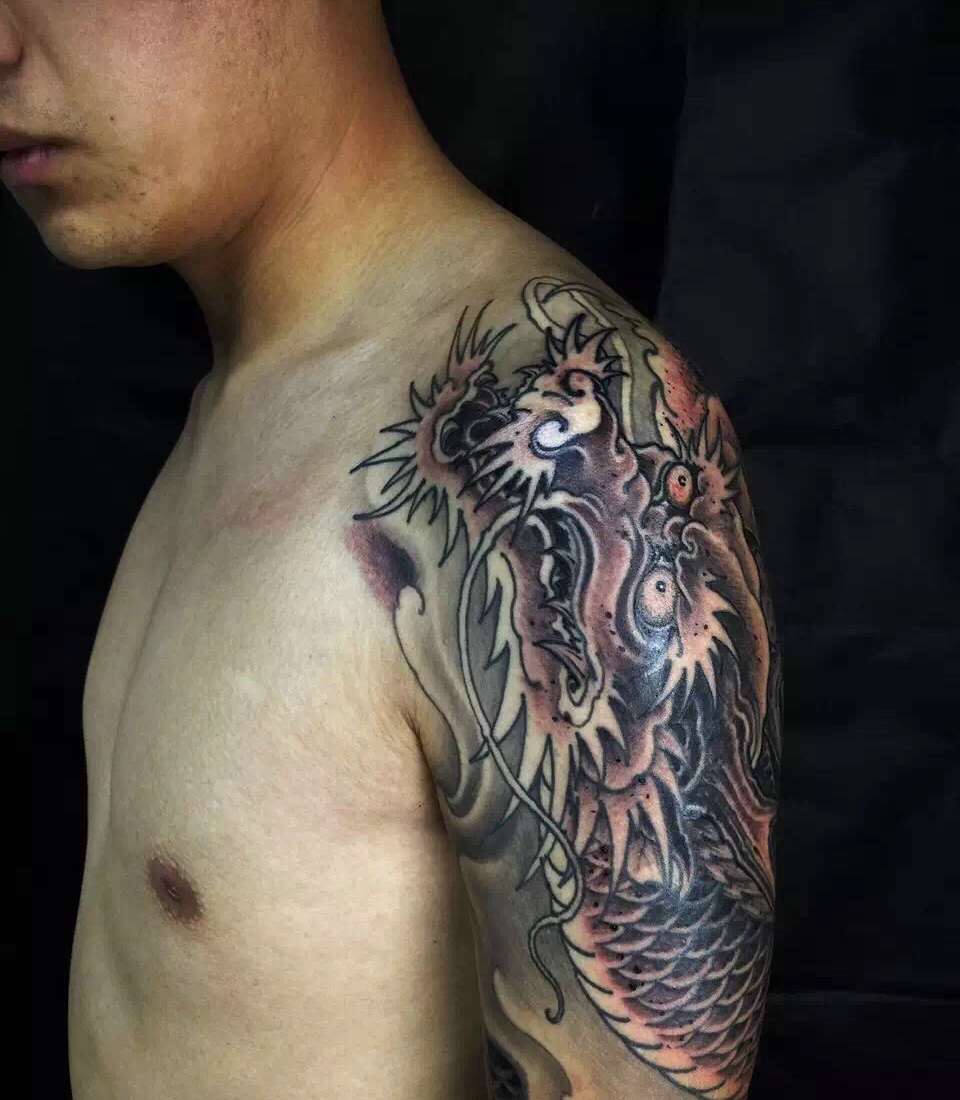 酷爆的大臂黑白邪龙纹身图片