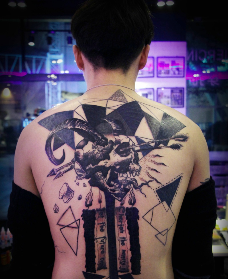 创意十足的后背另类图腾纹身图片