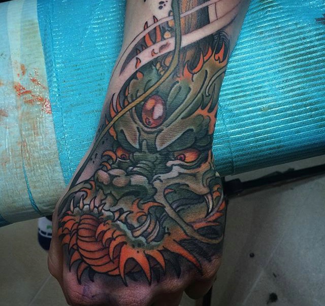 手背超级劲爆的图腾纹身图案