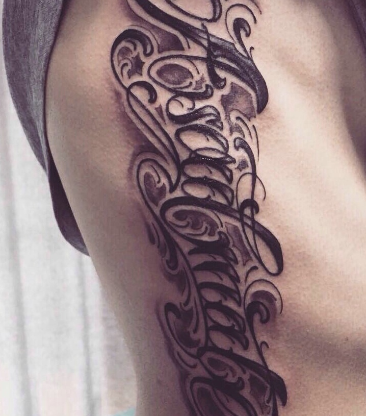 侧腰部的大花体英文纹身图片