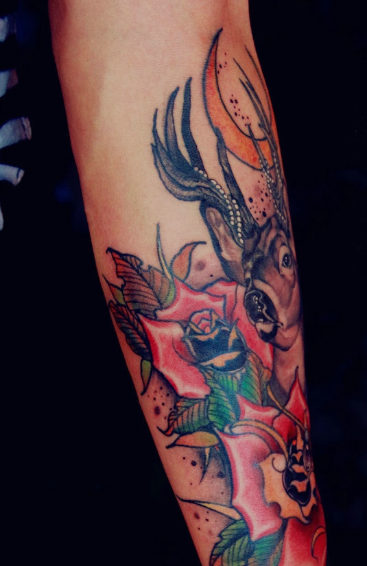 手臂彩色羊头纹身图片很抢眼