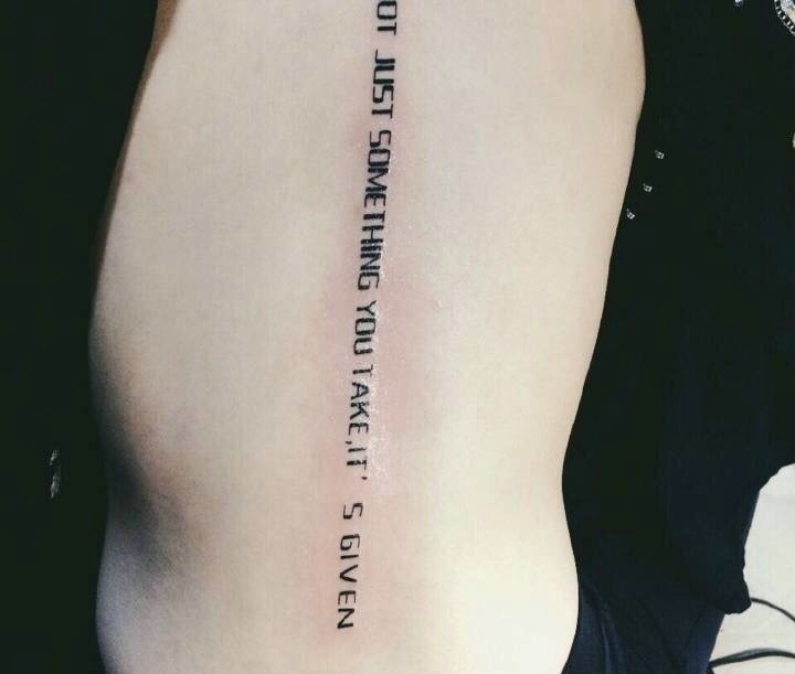 脊椎部英文纹身图片优雅淡雅