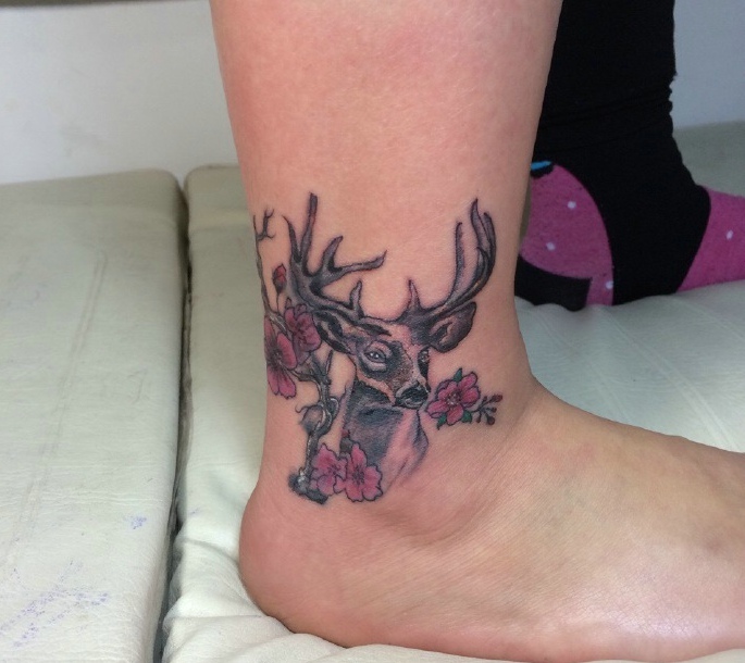 落在小腿羊头纹身图片让你不在单调