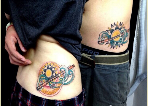 经典的情侣腰部笛子月亮太阳纹身图案