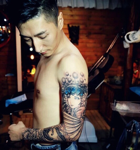 小男生大臂彩色花旦纹身图片