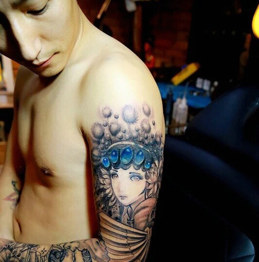 小男生大臂彩色花旦纹身图片