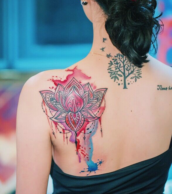 适合爱美女生的后背莲花纹身图片