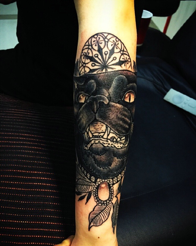 手臂黑猫警长纹身图片很独特