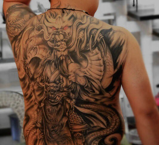 中年男士后背帅气关公纹身图案