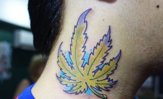 颈部一片黄叶子纹身图片很个性