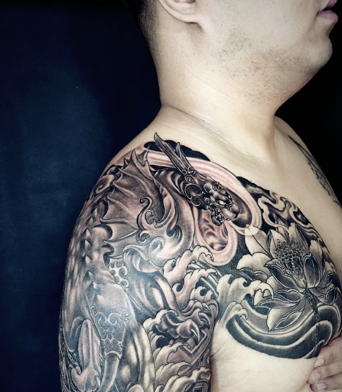 中年男人爱上了帅气半甲纹身图片