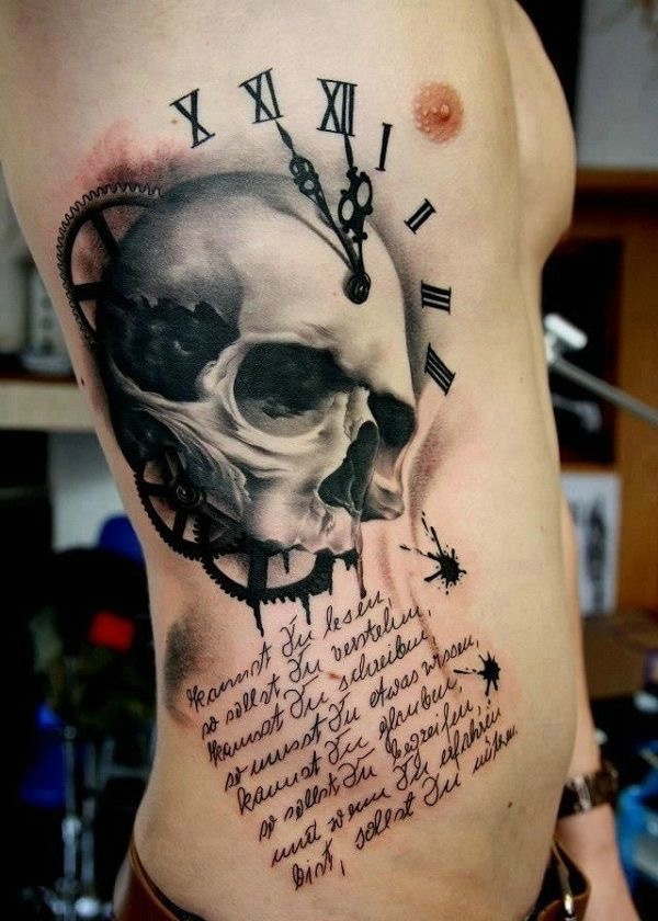 骷髅与英文一起的侧腰部纹身图案