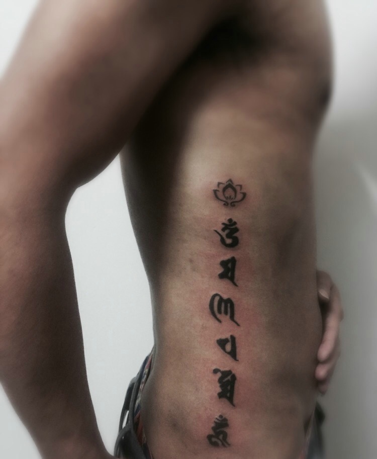 细腰男士侧腰部简单梵文纹身图片