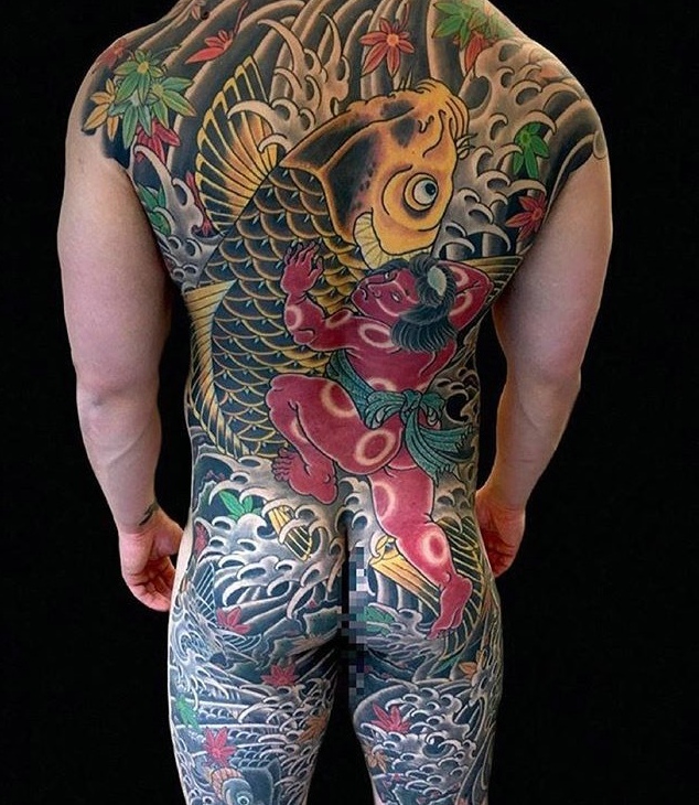 满背灵气十足的彩色大鲤鱼纹身图案