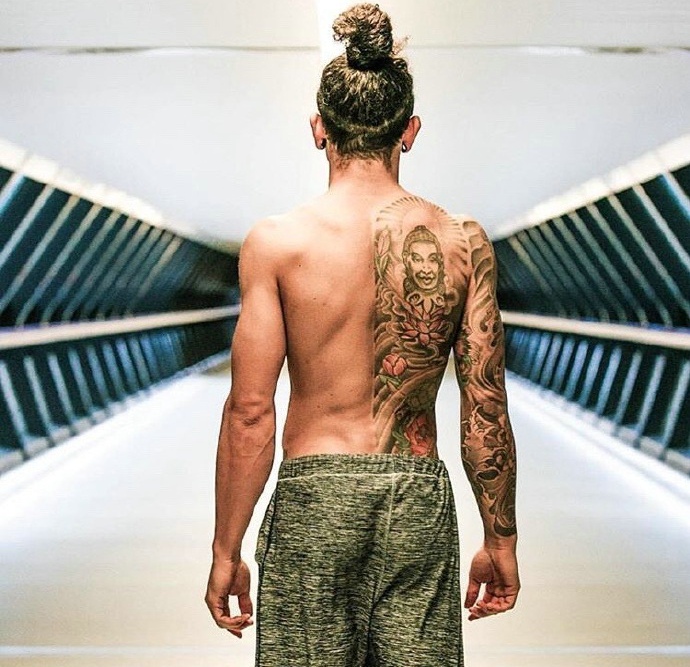 另类男士后背半甲纹身图片艺术感十足