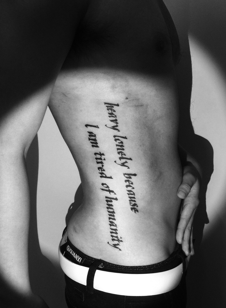 侧腰部的英文纹身图片有魅力