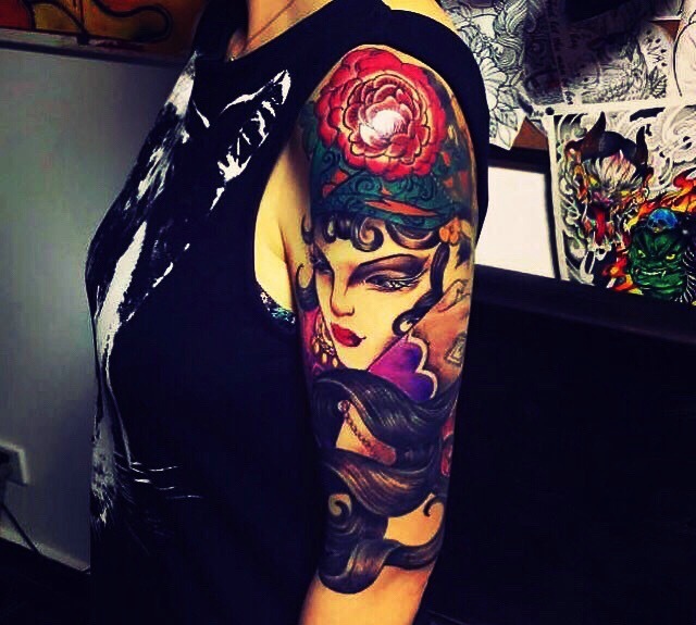 经典艳丽的手臂花旦纹身图片